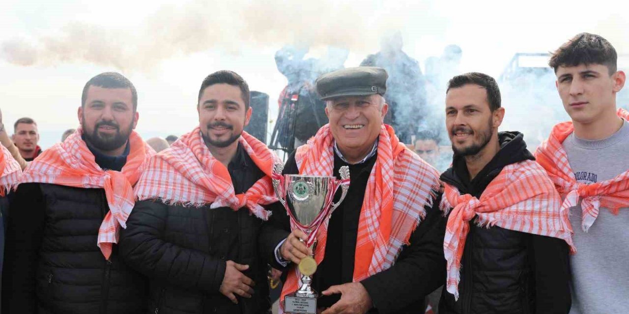 Efeler’deki ’Deve Güreşi Festivali’ne vatandaşlar yoğun ilgi gösterdi