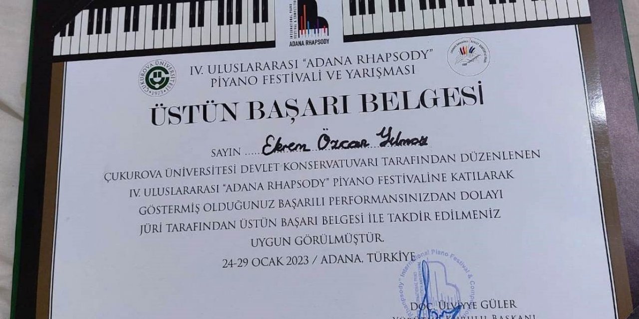 Görme engelli piyanist Ekrem Özcan Yılmaz’a üstün başarı belgesi
