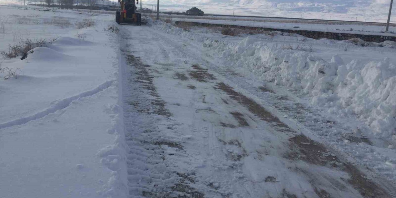 Adilcevaz’da karla mücadele çalışması devam ediyor