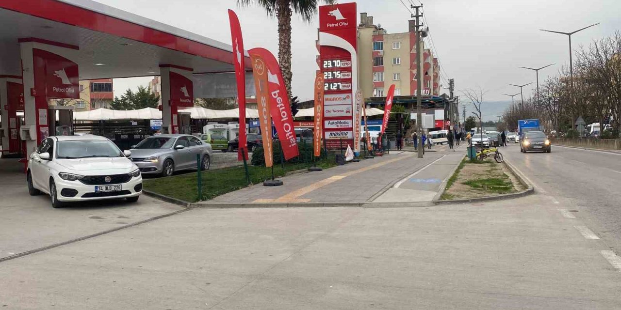 Yol ortasında yürüyen alkollü kişileri döverek yere böyle serdiler