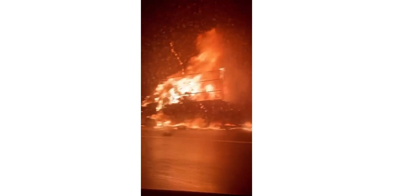 Bursa’da seyir halindeki kamyonet alev alev yandı