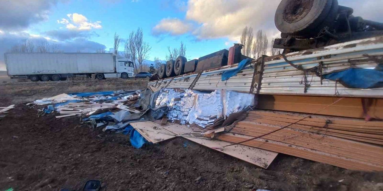 MDF ve fayans yüklü tır devrildi, 1 kişi yaralandı