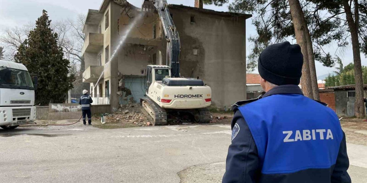 Gürsu’da riskli metruk yapı yıkıldı