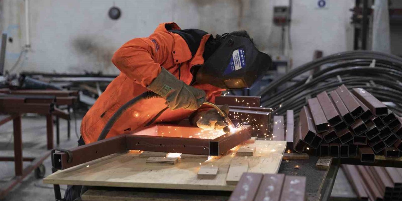 Mersin Büyükşehir Belediyesi marangoz atölyesi üretmeye devam ediyor