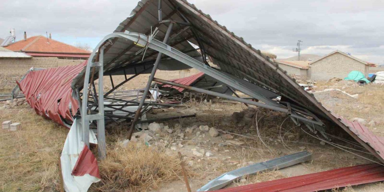 Şiddetli fırtına tonlarca ağırlığındaki çatıyı uçurdu, elektrik direklerini eğdi