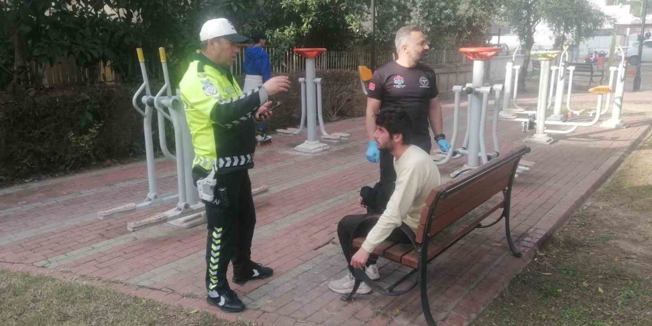 Arka arkaya yaşanan kazalarda motokuryeler kask sayesinde ölümden döndü