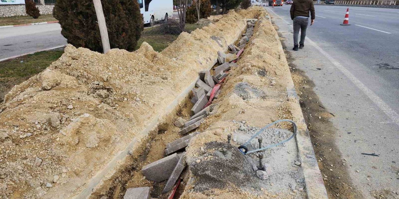 Açılışa hazırlanan karayolunun aydınlatma hattının elektrik kablolarını çaldılar