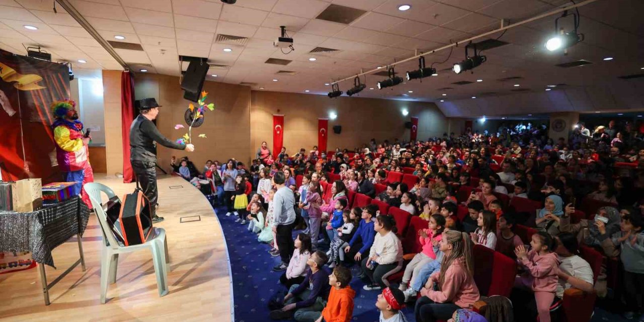 Bucalı miniklere tiyatro şöleni