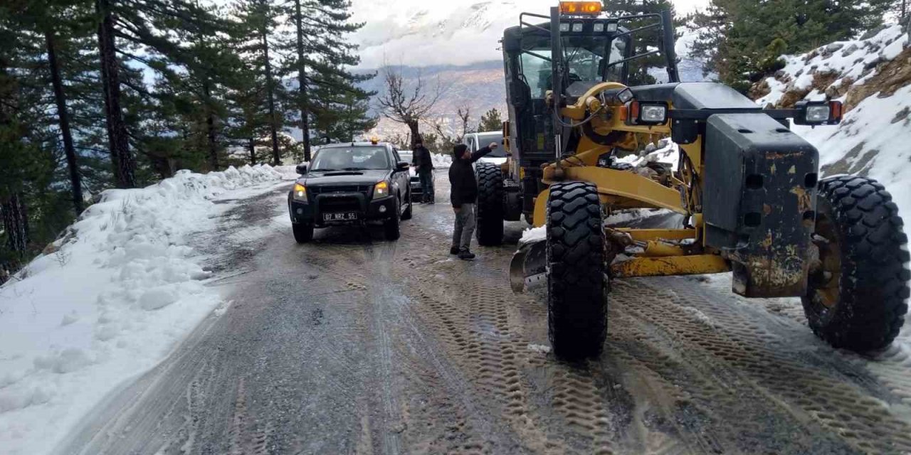 Büyükşehir ekiplerinden karla mücadele