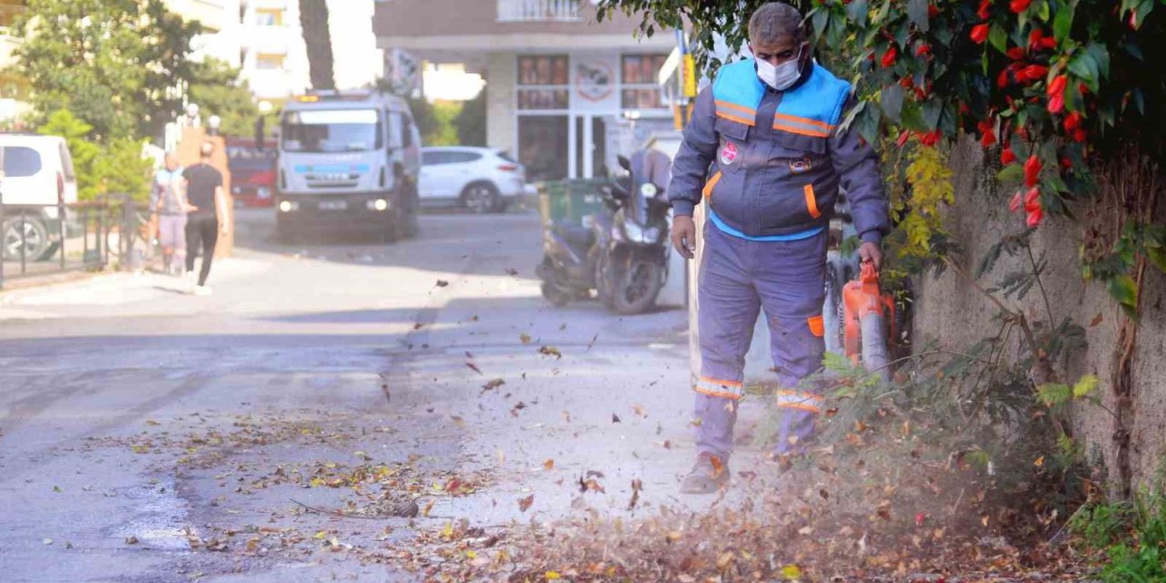Alanya Belediyesi şehrin temizliğinde 7/24 görevde