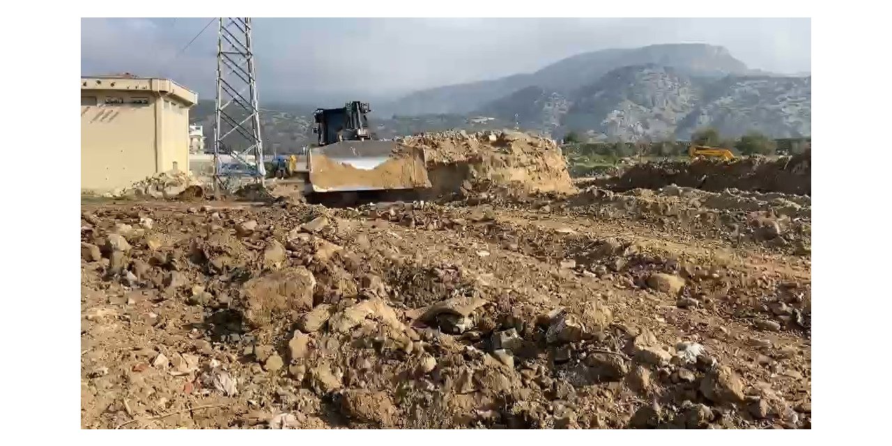 Kayıp Mine’nin arandığı kazı bölgesine yeni iş makineleri sevk edildi