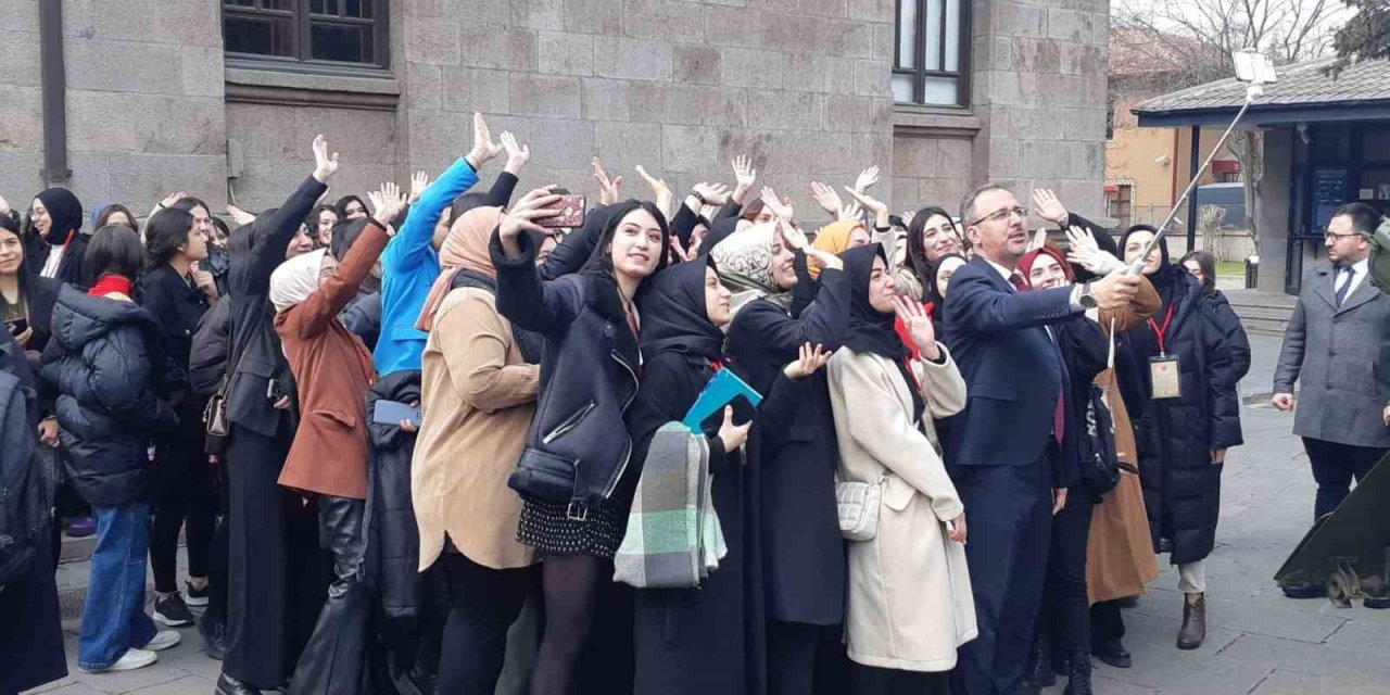 Gençlik ve Spor Bakanı Kasapoğlu, Diplomat Akademi Kampı’nın açılış programına katıldı