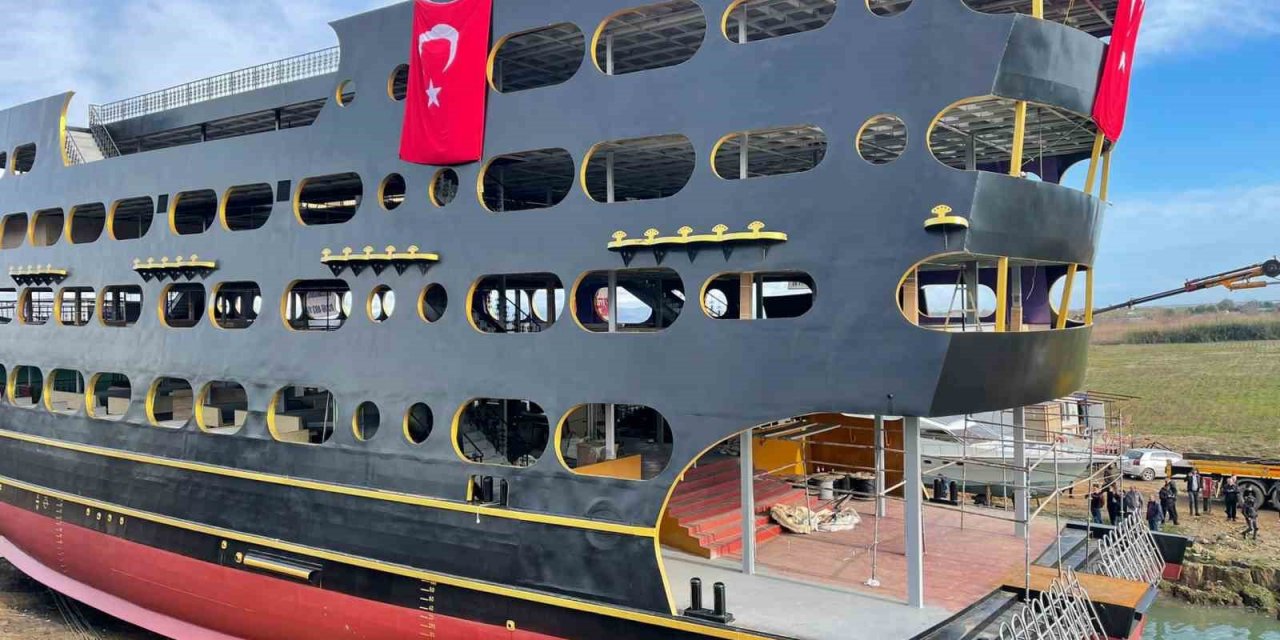 Dünyanın en büyük tur teknesi suya indirildi