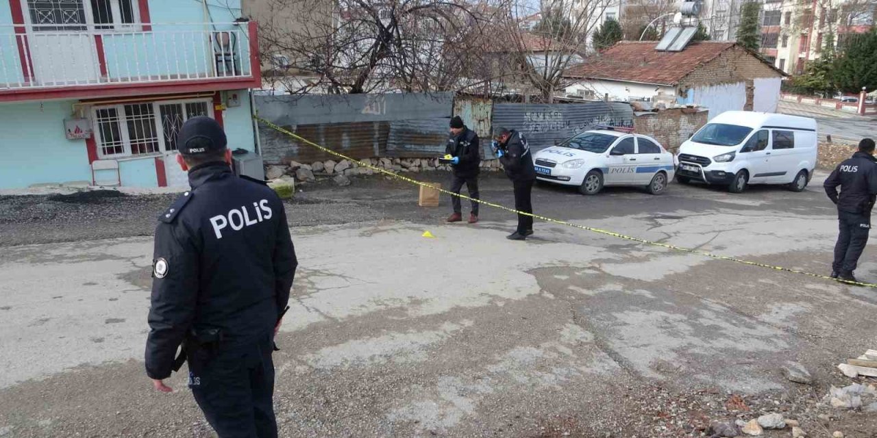 Boşanma aşamasındaki eşinin evini bastı: 2 yaralı