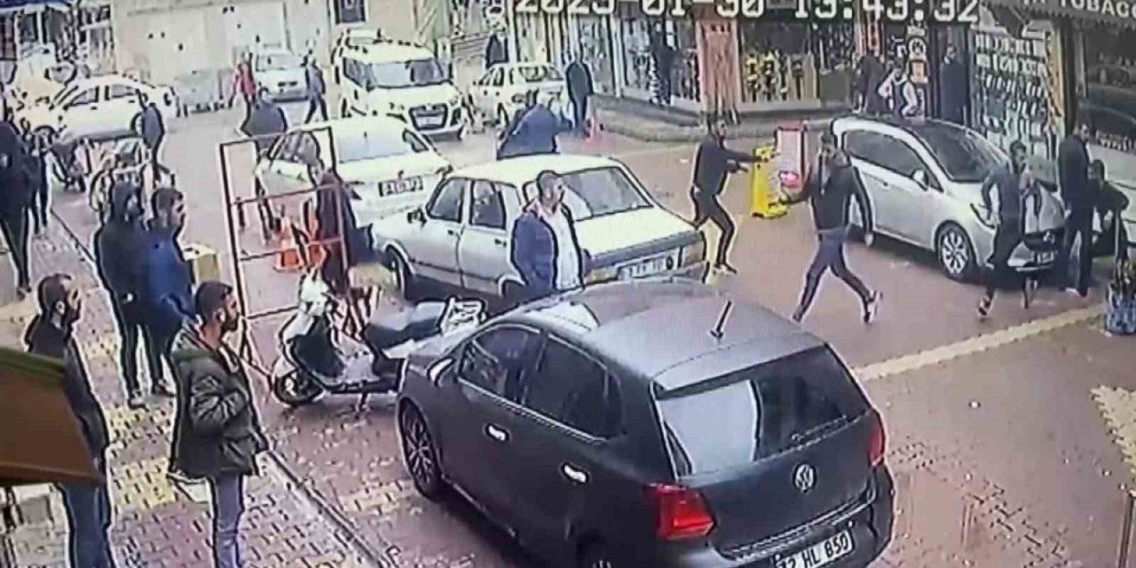 Cadde ortasında kavga ettiği şahıslara kurşun yağdırdı