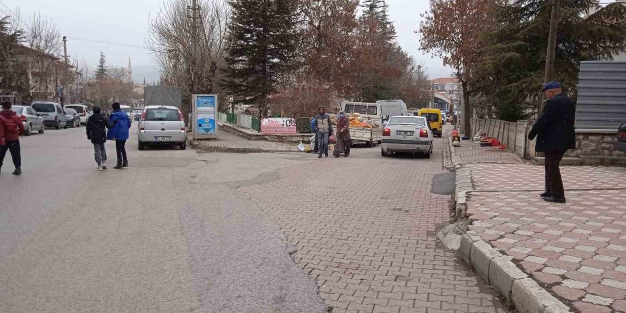 Afyonkarahisar kent merkezinde beklenen kar yağışı başladı