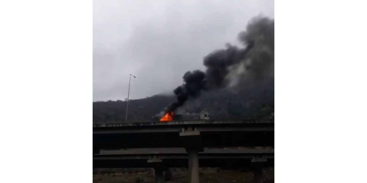 Seyir halindeki tır önce yandı sonra patladı