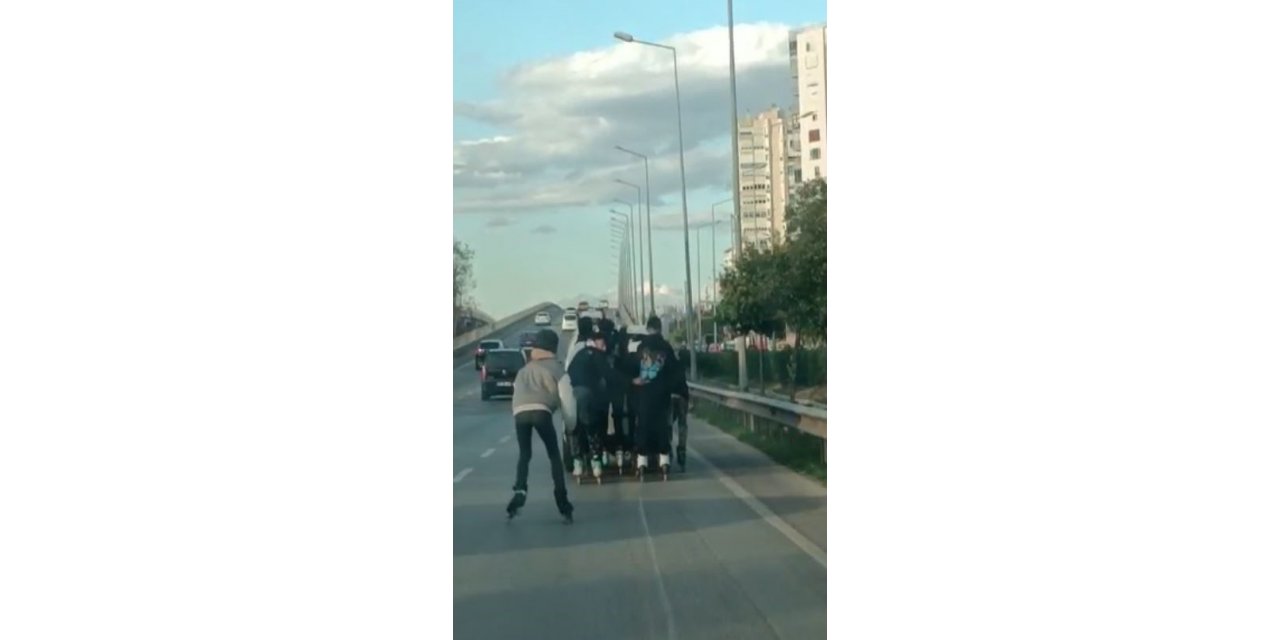 Otomobilin arkasına tutunan patenli 7 genç kazaya davetiye çıkardı