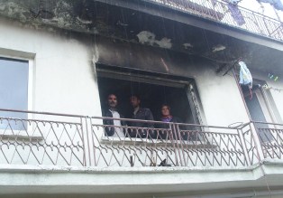 Evleri yanan aile çaresiz kaldı