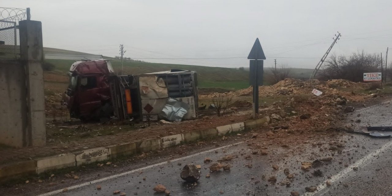 Kontrolden çıkan tır elektrik direğine çarptı: 1 yaralı