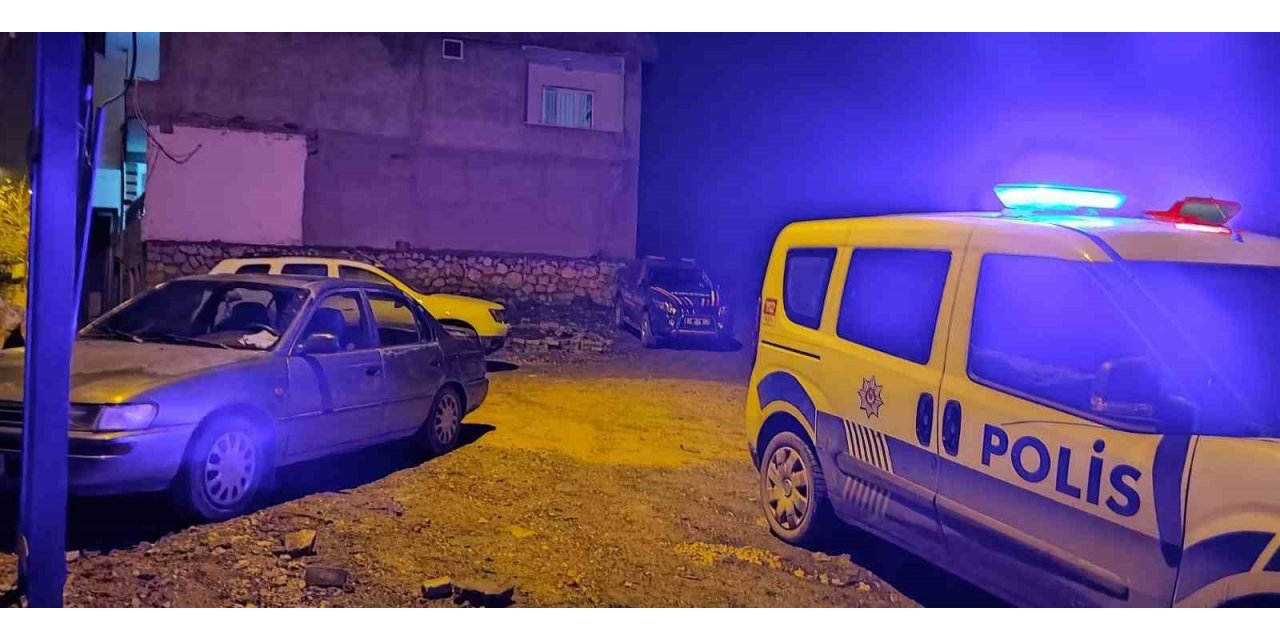 Ev ve otomobile ateş açıldı
