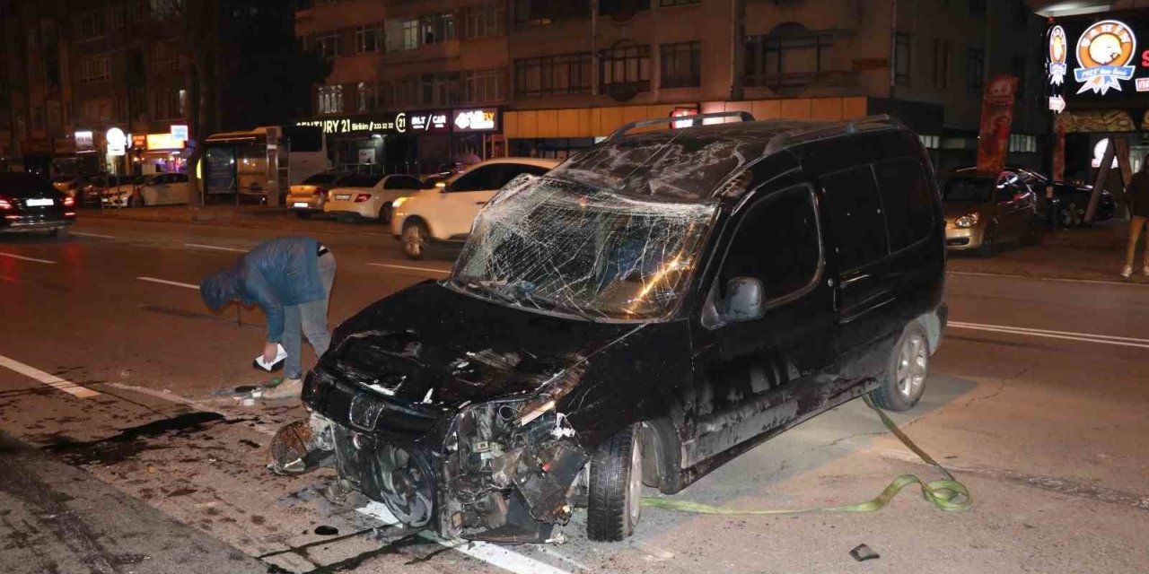 Refüje çarpan ticari araç takla attı