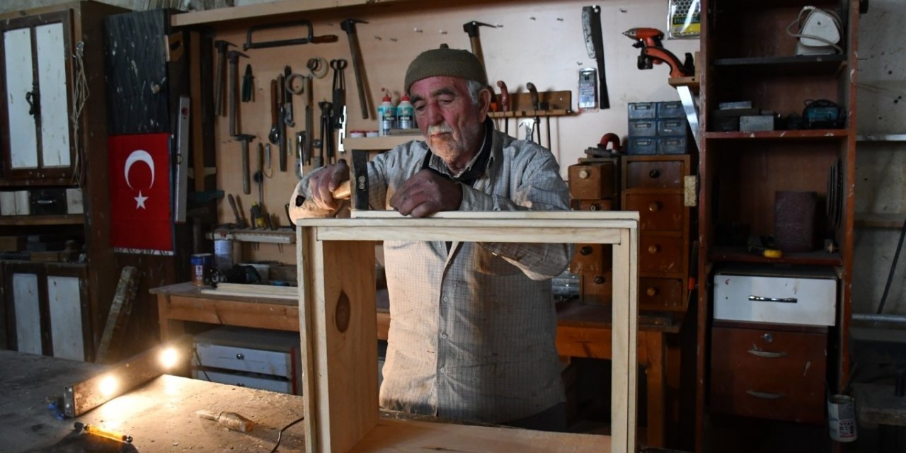 İznik’te yarım asırdır ahşaba şekil veriyor