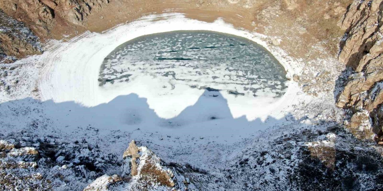 Donan gölde kartpostallık görüntüler oluştu