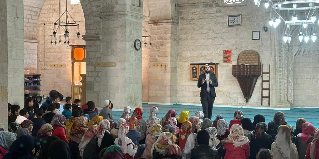 Silvan’da onlarca çocuk asırlık camide buluştu