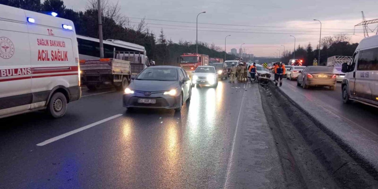 Başakşehir’de önceden olan kazayı sürücülere bildiren kamyonet şoförü minibüsün altında kalarak hayatını kaybetti