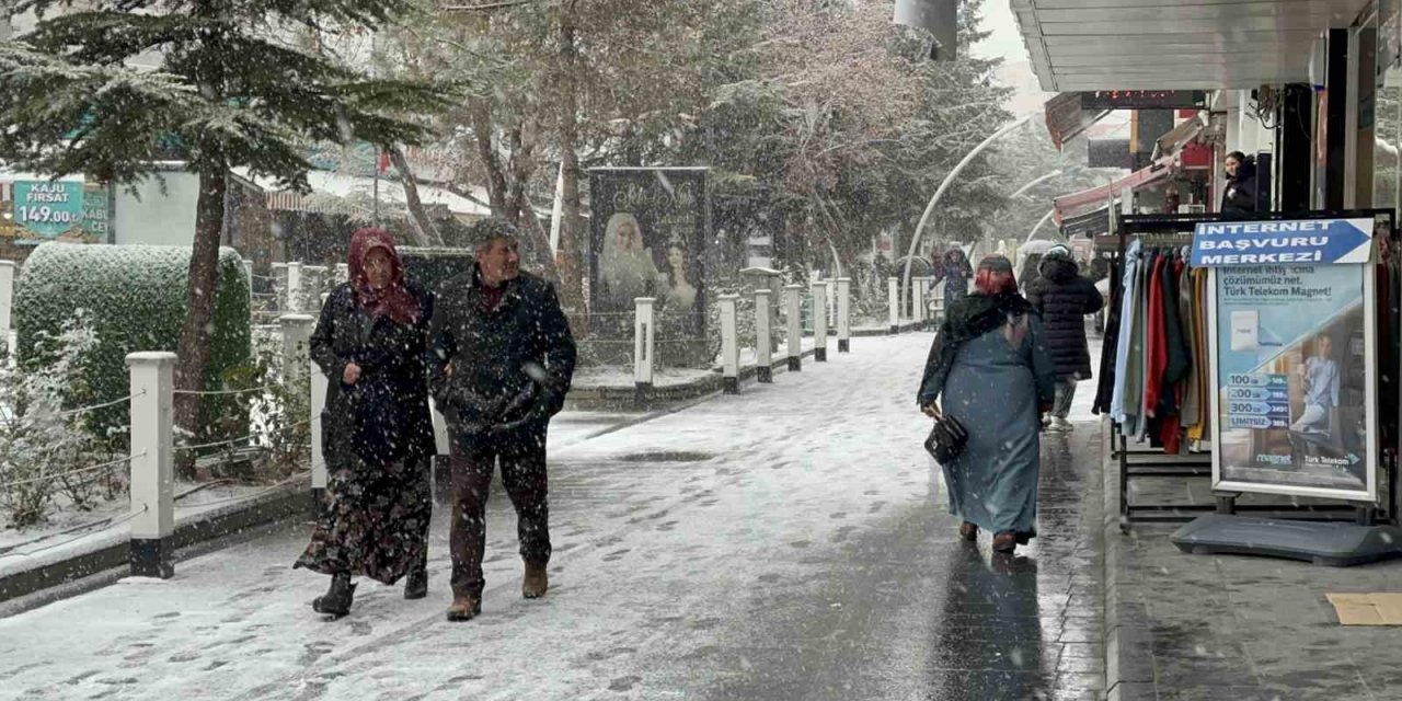 Niğde’de kar yağışı etkili oluyor