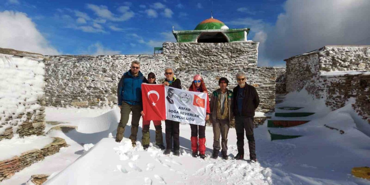 Muğlalı doğaseverlerden karlı Madran Dağı yürüyüşü