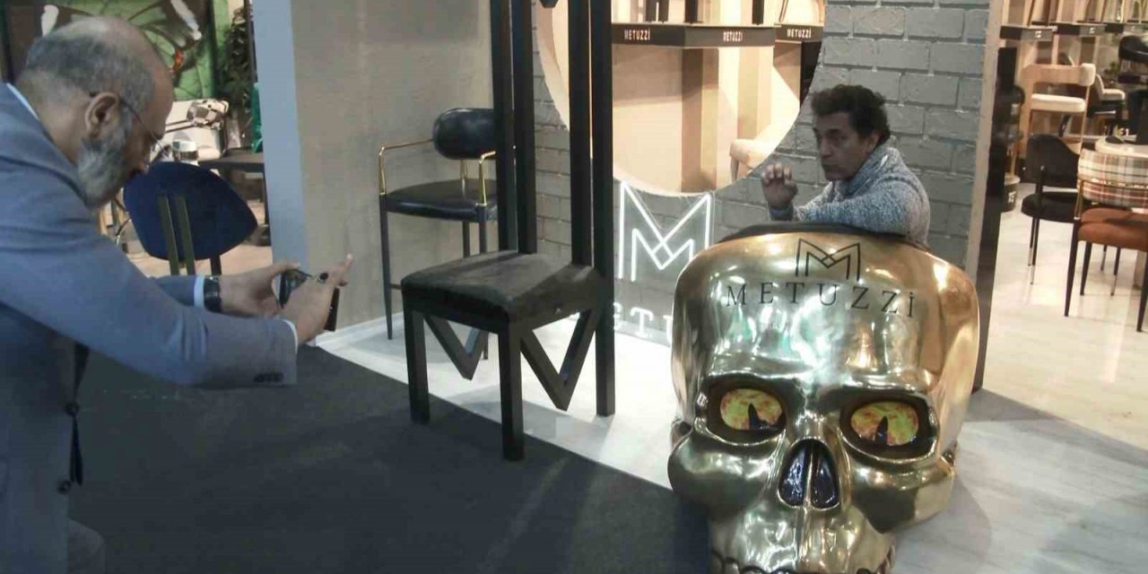 Kuru kafa şeklinde sandalye yaptılar, fuarın gözdesi oldular