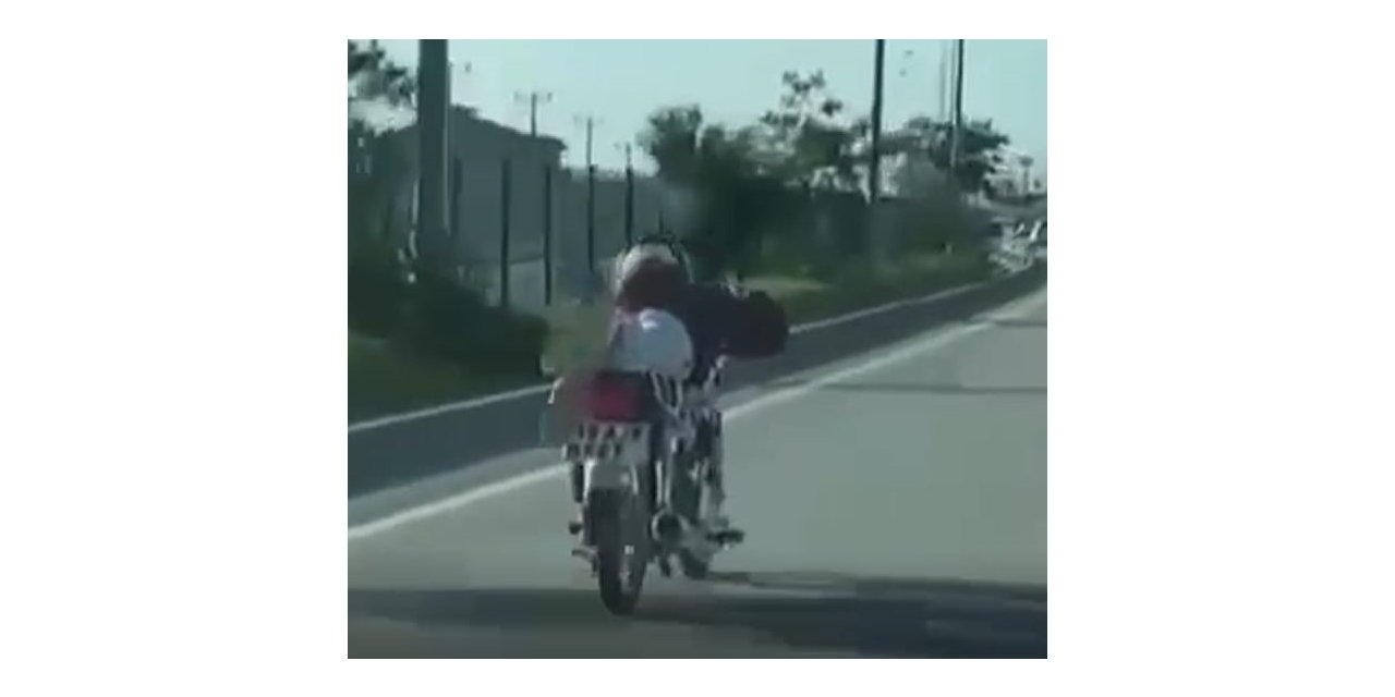 Yatarak motosiklet kullanan sürücü, polisten kaçamadı