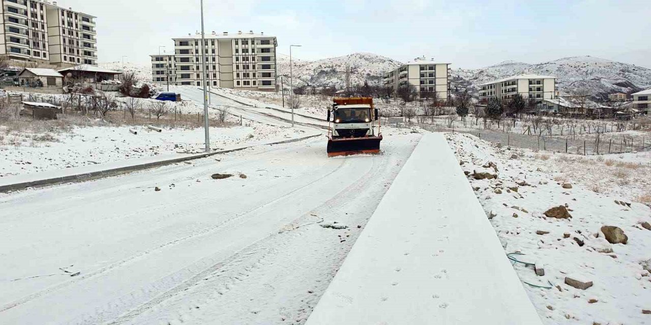 Yenimahalle’de kar mesaisi