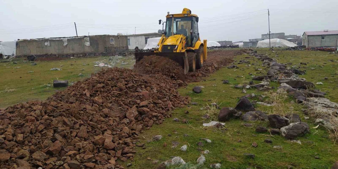 Kış şartlarına rağmen yol çalışmaları sürdürülüyor