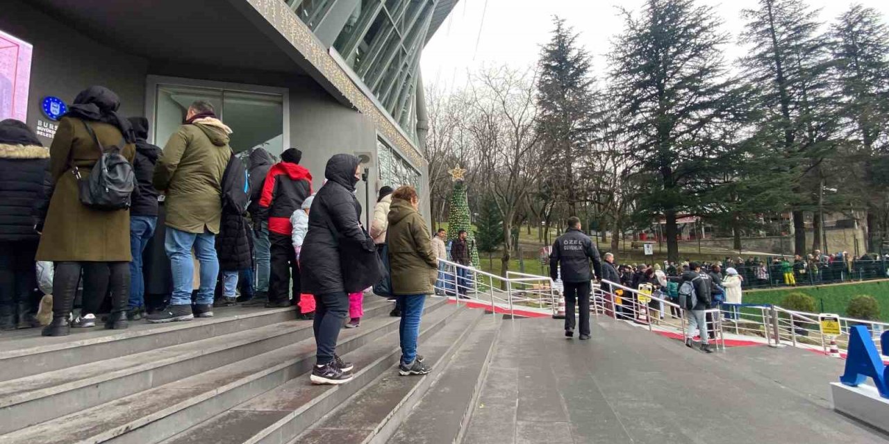 Tatili Uludağ’da geçirmek isteyen vatandaşlar, teleferikte metrelerce kuyruk oluşturdu