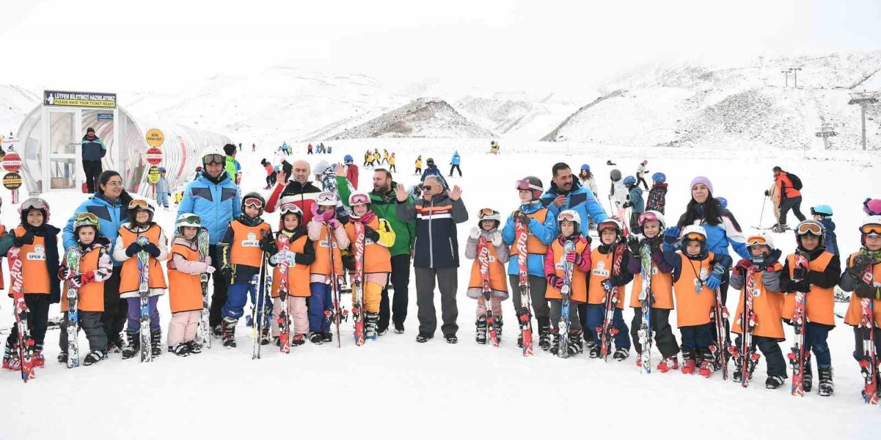 Erciyes Kayak Okulu’nda 7’den 70’e Herkes Kayak Öğreniyor