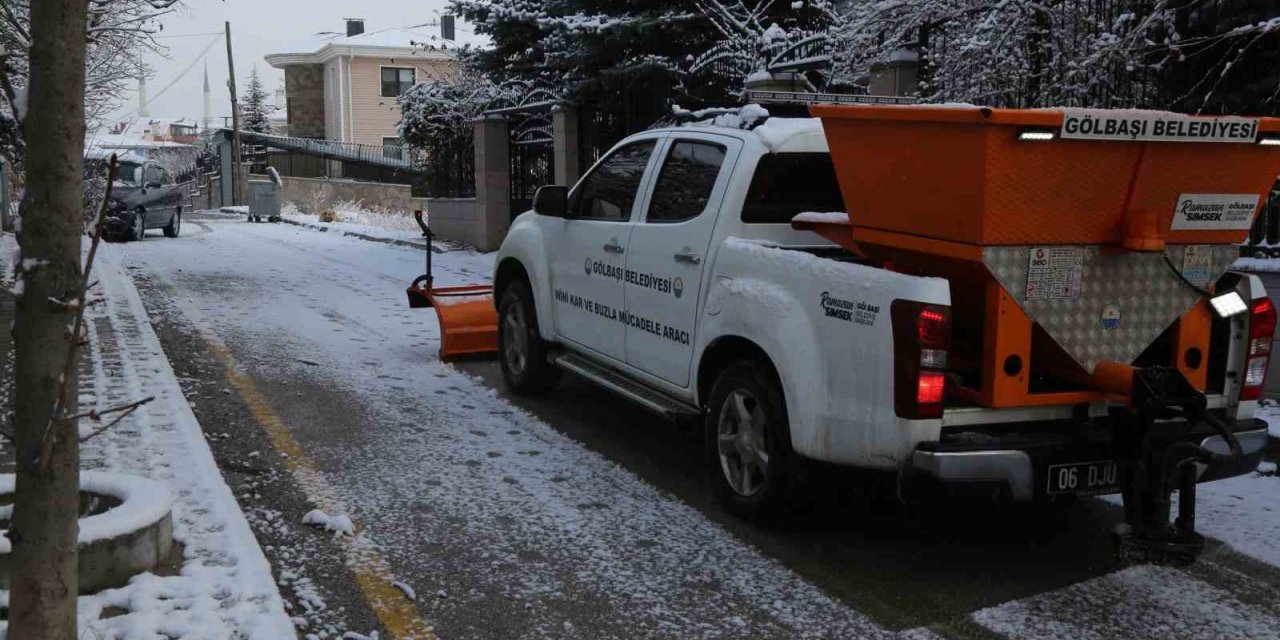 Gölbaşı belediyesi karla mücadele ekipleri sahada