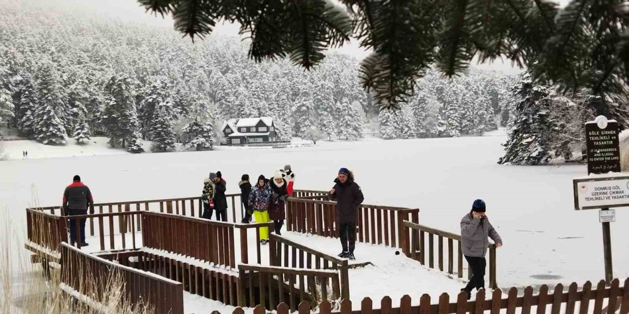 Gölcük Tabiat Parkı’nda göl dondu, ortaya kartpostallık görüntüler çıktı