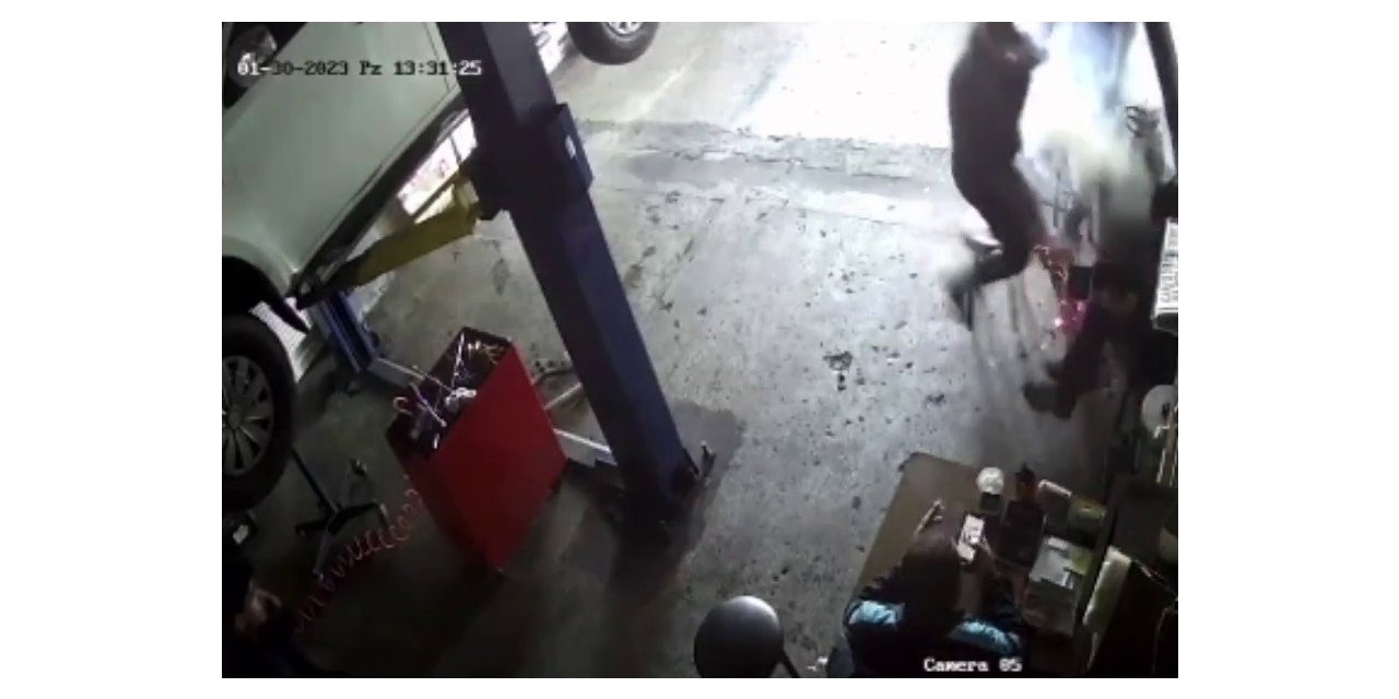 Oto sanayide soba parladı, 3 kişi hafif yaralandı