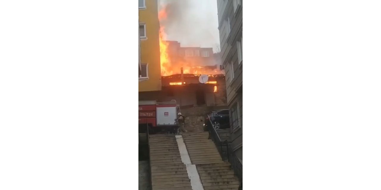 Bursa’da eski bina alev alev yandı
