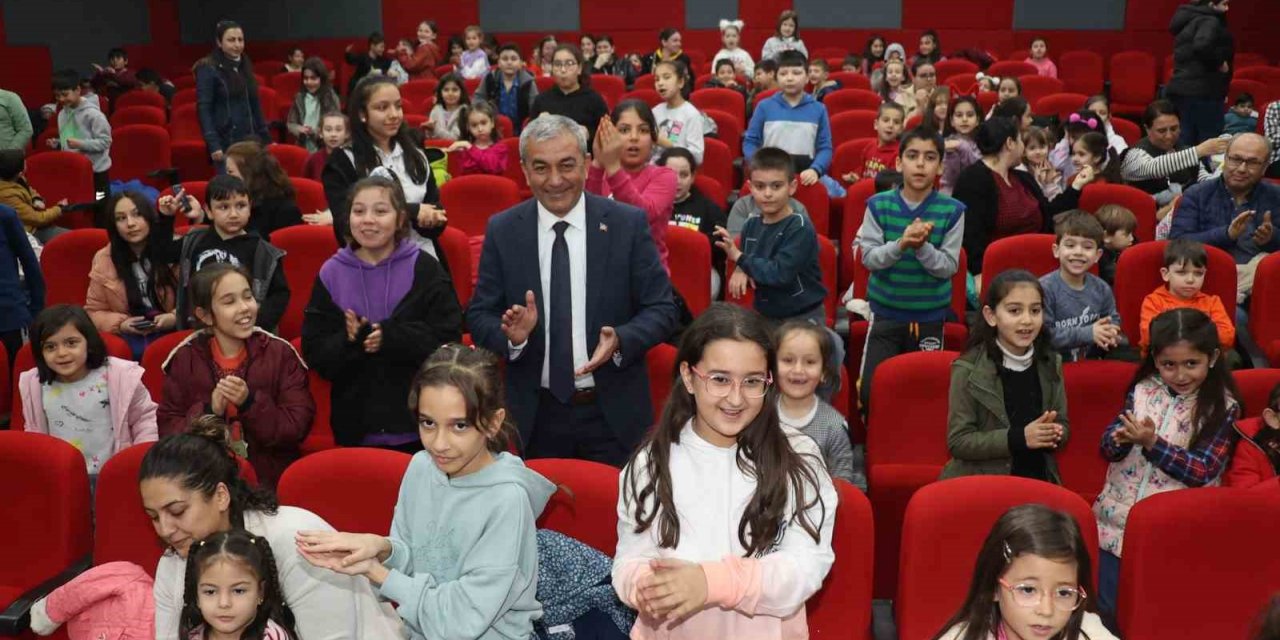 Başkan Kaplan karne hediyesi olarak öğrencileri tiyatro ile buluşturdu