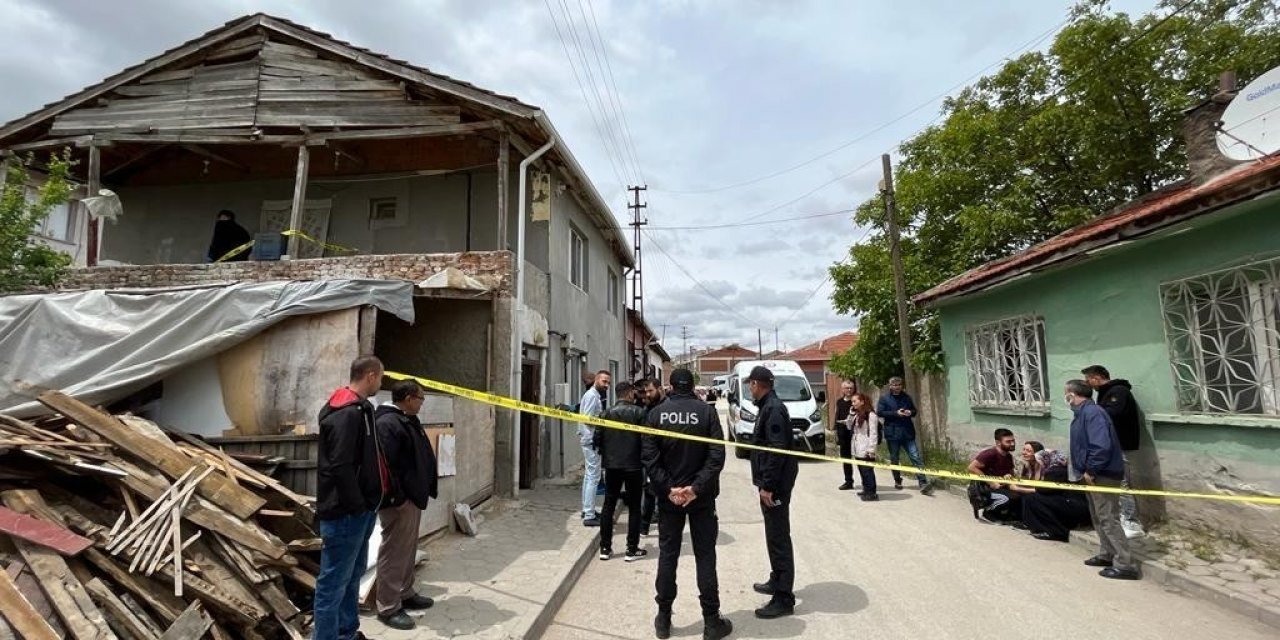 Annesini öldüren çocuk ve azmettirici olduğu iddia edilen babanın yargılandığı davada duruşma ertelendi