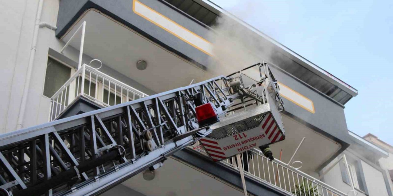 İtfaiye ekipleri alevlere kapıyı kırarak müdahale etti