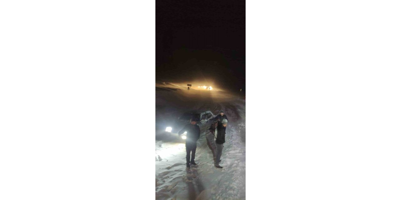 Karda mahsur kalan araçların imdadına yetiştiler