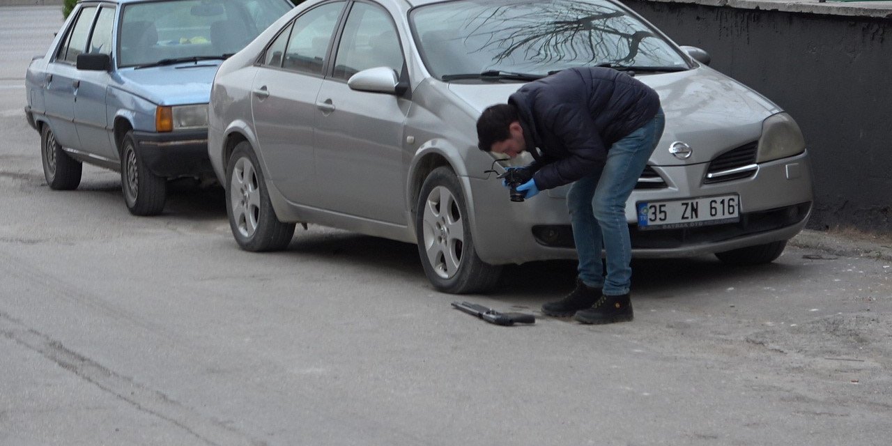 Polisten kaçan şüphelilerin aracından uzun namlulu silah düştü