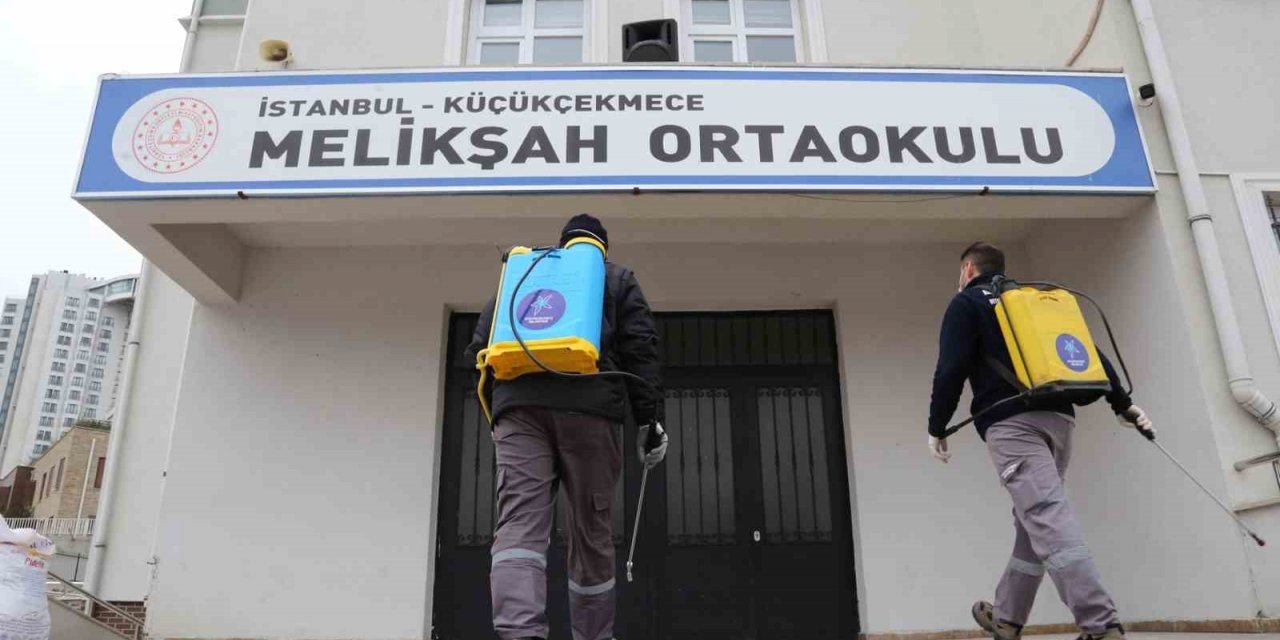 Küçükçekmece’deki 200 okulda dezenfeksiyon ve ilaçlama çalışması yürütülüyor