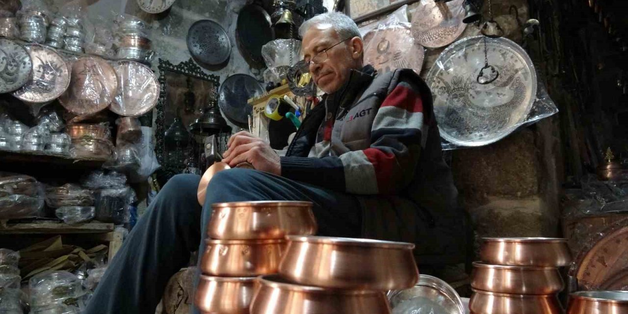Mardinli bakır ustası 7 yaşından beri elleriyle sanat işliyor
