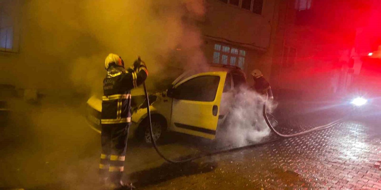 Park halindeki araç alev alev yandı
